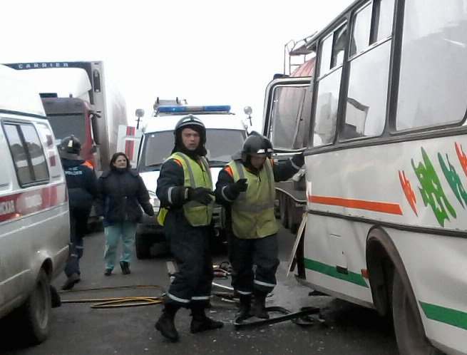 Рейсовый автобус зажало между фур: один погибший, семь раненых